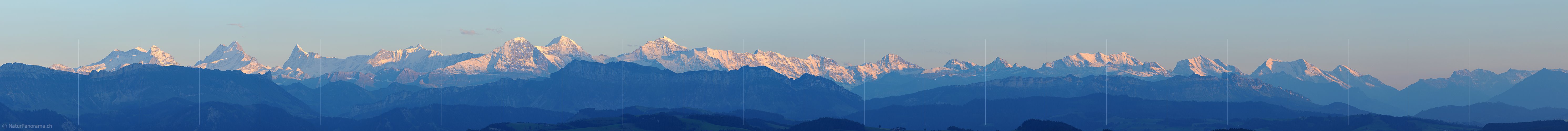 P004001: Panoramabild Alpenkette im Abendlicht