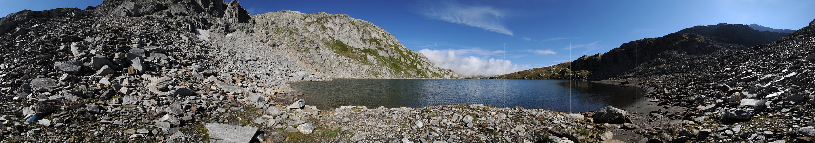 P004087: Panorama Bergsee in karger Landschaft