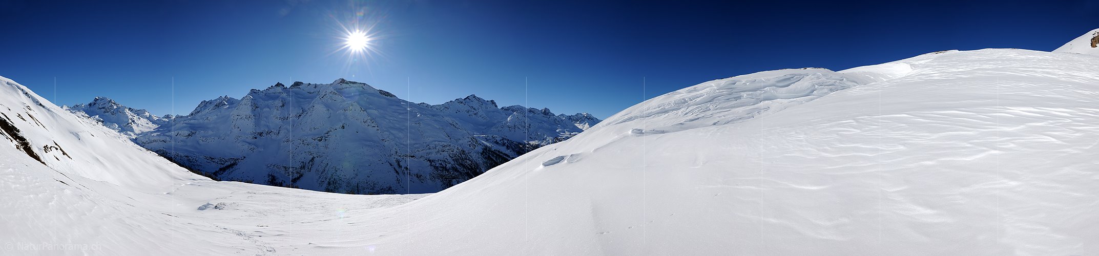 P004635: Panoramabild Schneeverwehung in Berglandschaft