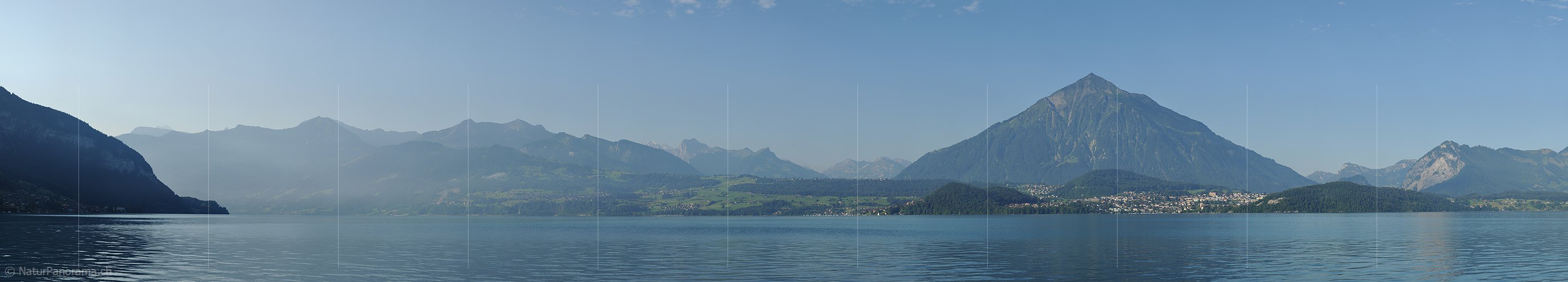 P005393a: Hochaufgelöstes Panoramafoto Thunersee und Niesen im Morgenlicht