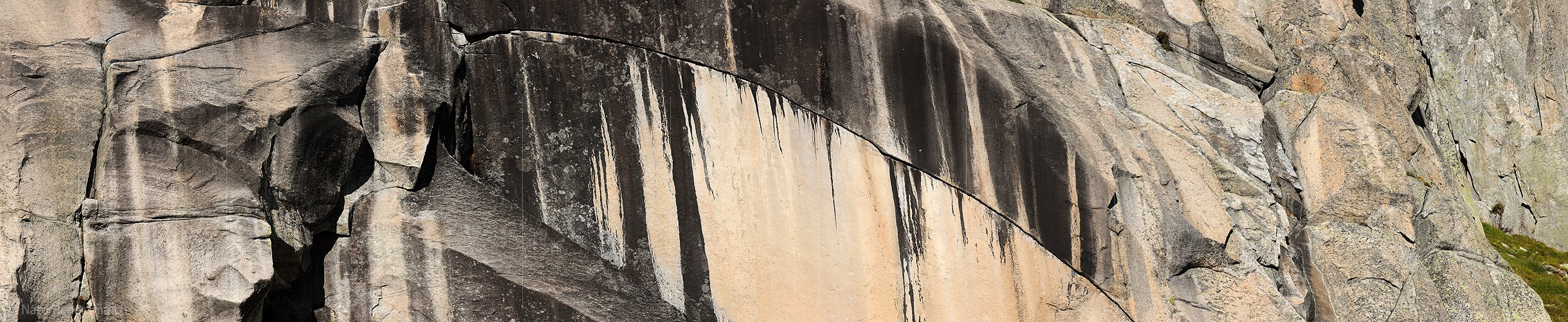 P005653: Panoramabild Feiner Riss in Felswand