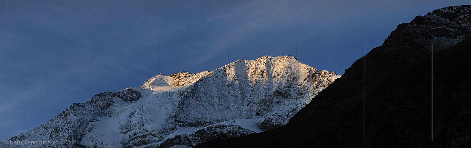 P005696: Panorama Erste Sonnenstrahlen auf Bergmassiv