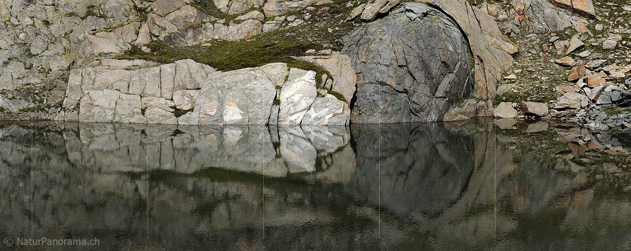P006637: Panoramabild Spiegelung interessanter Felsstrukturen in Bergsee