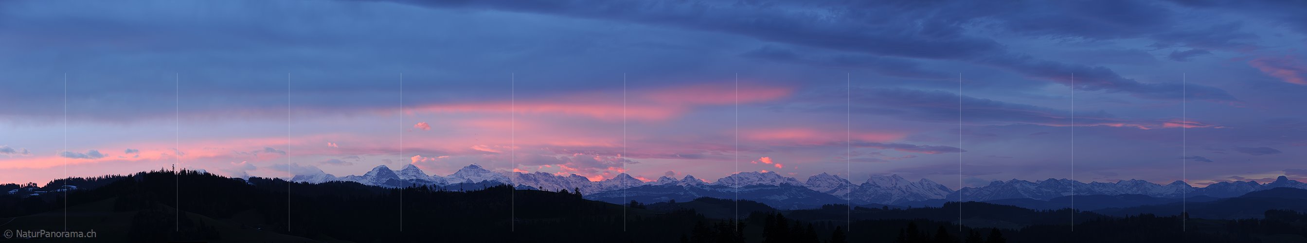 P006904: Panoramabild Morgenstimmung mit gefärbten Wolken über den Berner Alpen