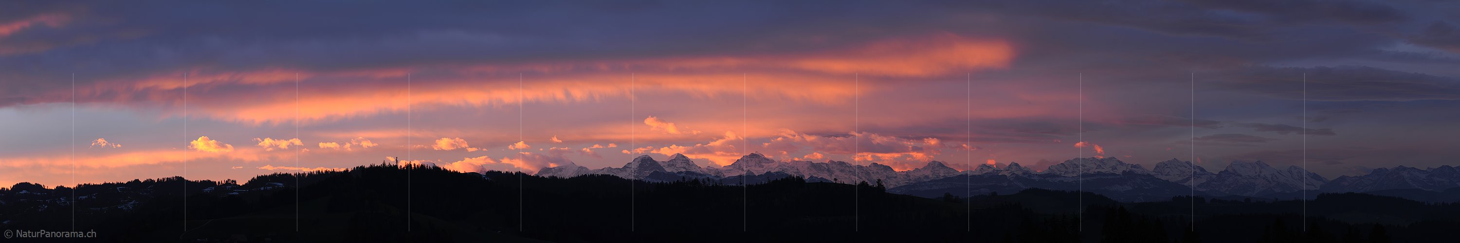P006907: Panoramafoto einer dramatischen Morgenstimmung über den Berner Alpen