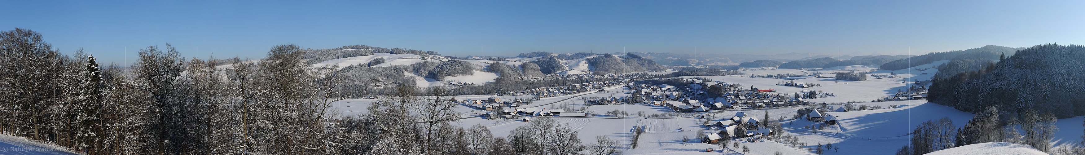 P007006: Panoramabild Frisch verschneite Landschaft mit Dorf