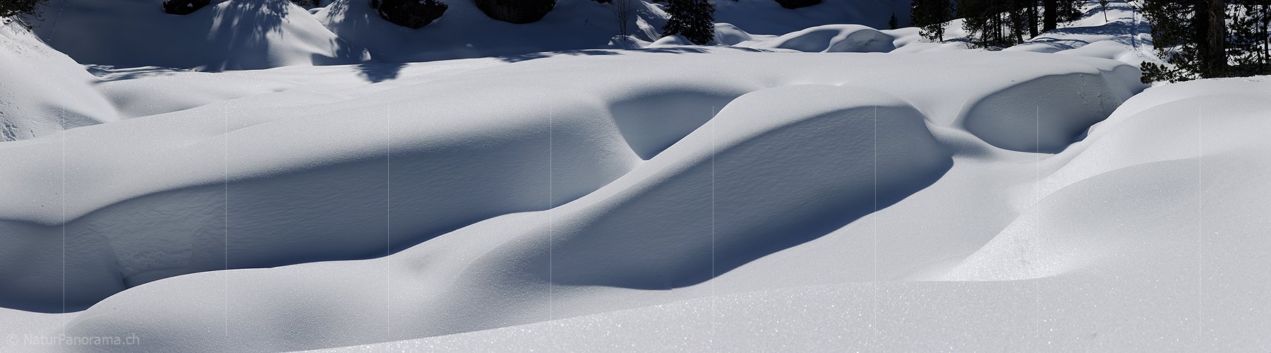 P007237: Panoramabild Formen mit Licht und Schatten im Schnee