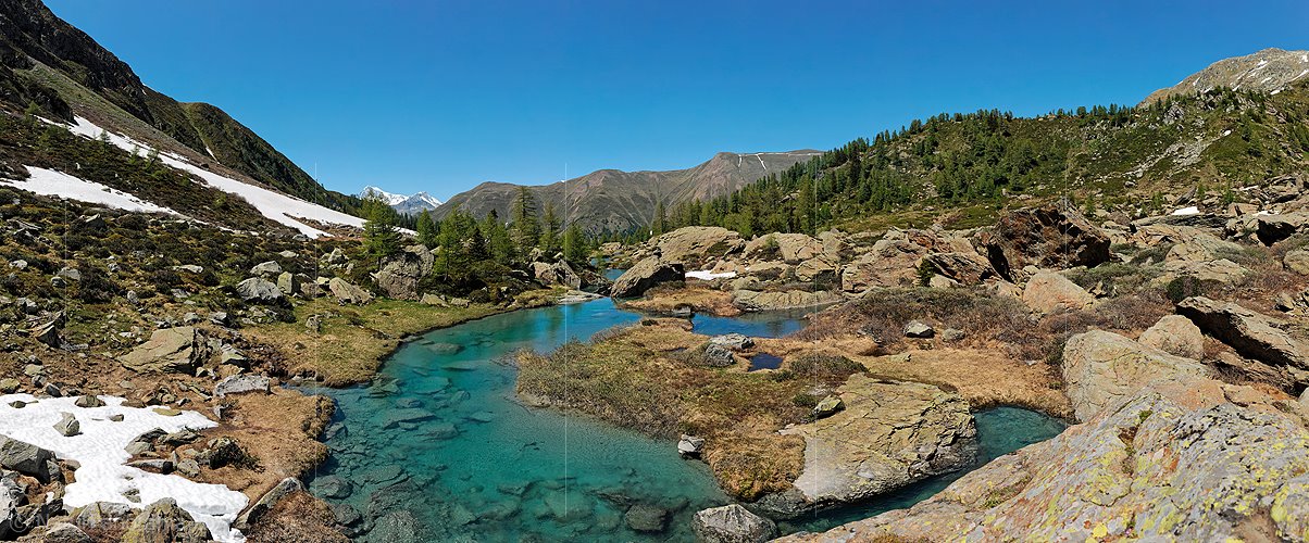 P007678: Panoramabild Naturlandschaft mit Wasserlauf