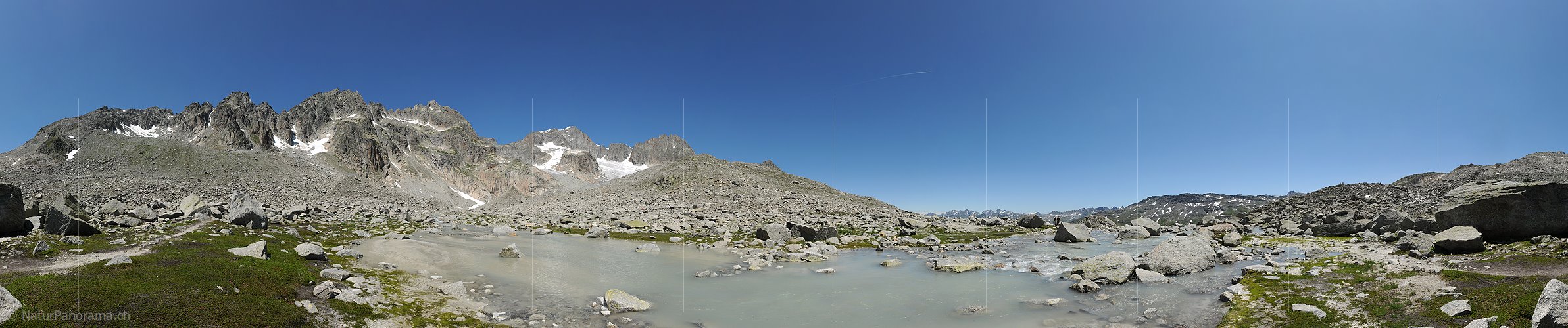 P007941: Panoramabild Sidelenbach (Über karge Hochebene fliessender Bergbach)