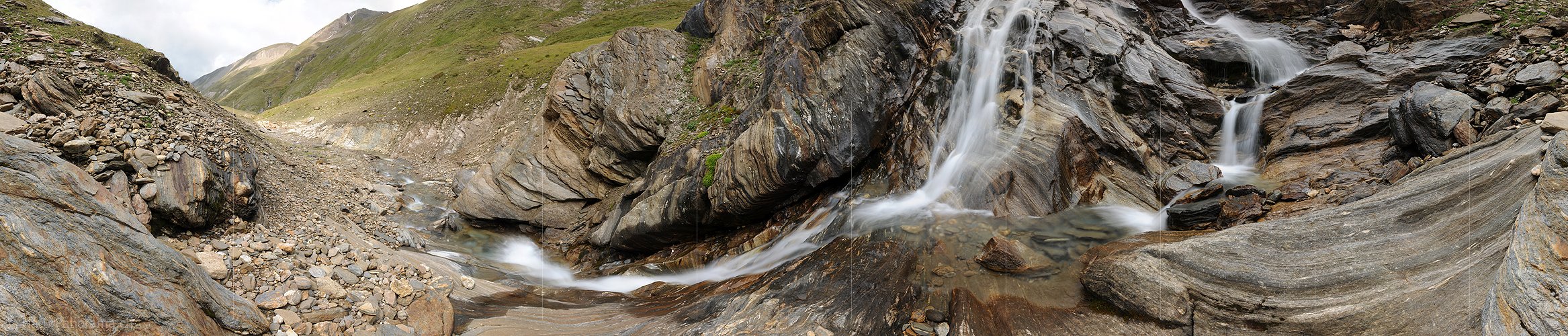 P008006: Panoramabild Wasserfall und Bergtal (Langzeitbelichtung)