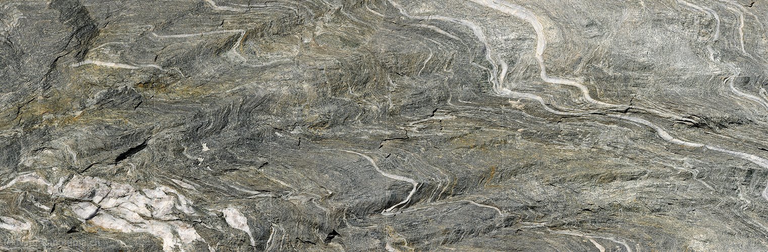 P008051: Panoramabild Feine Quarzbänder in Felsblock