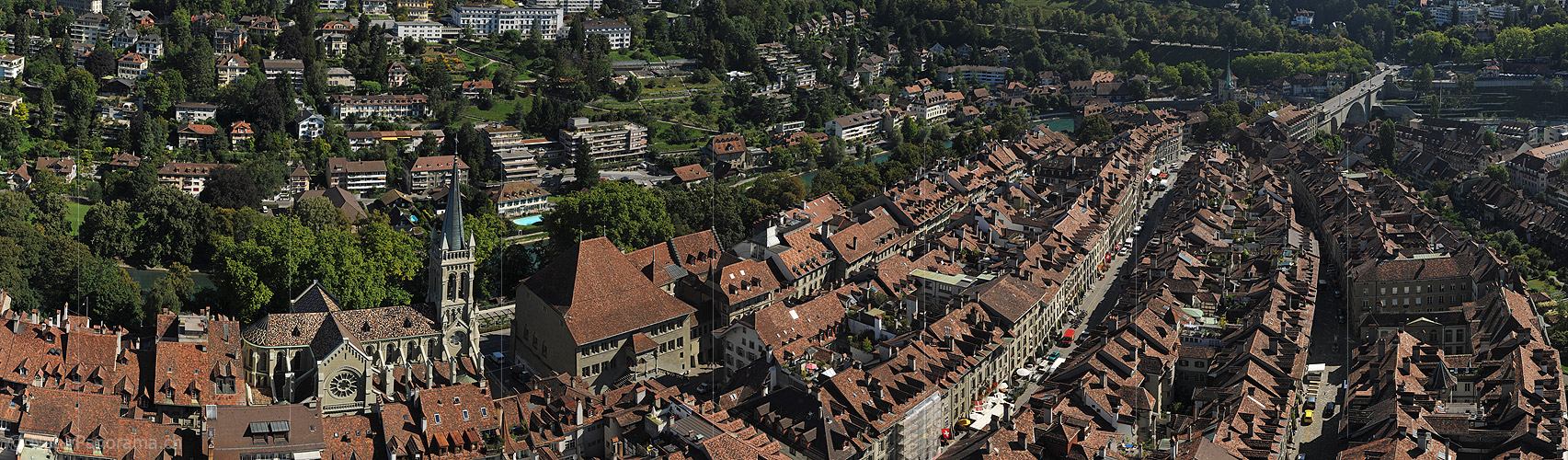 P008111b: Panoramabild Blick von der Spitze des Münsterturms auf die untere Altstadt von Bern