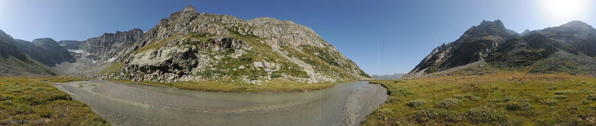 P008308: Panoramabild Sandbank in ruhig fliessendem Bergbach