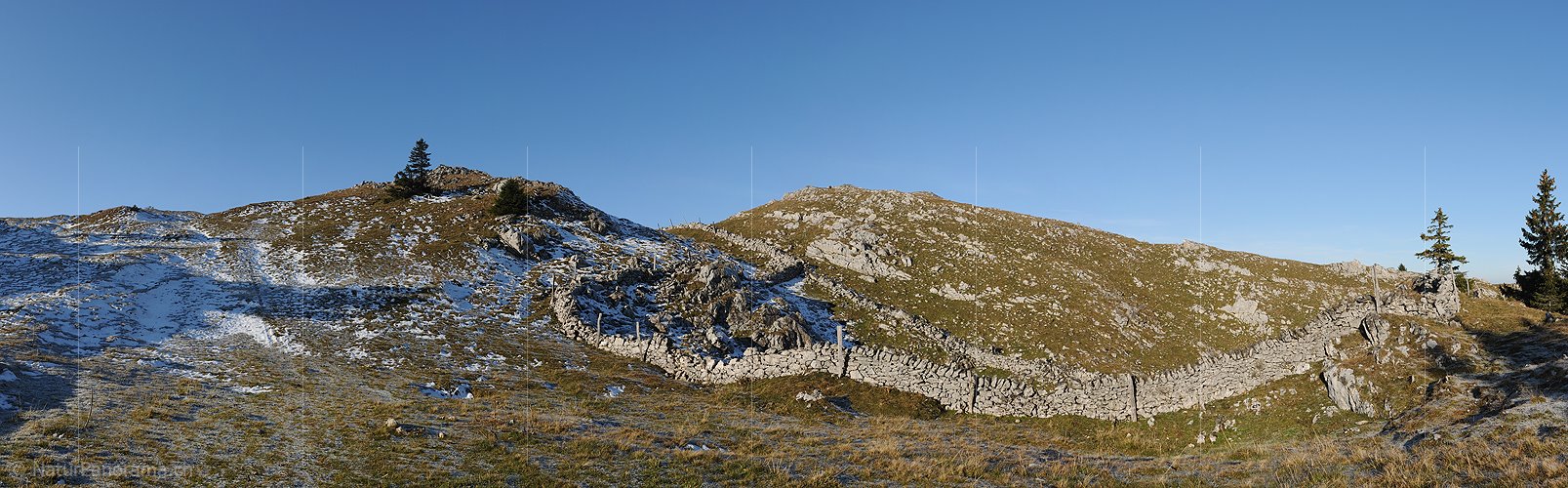 P008731: Panoramabild Steinmauer in Juralandschaft