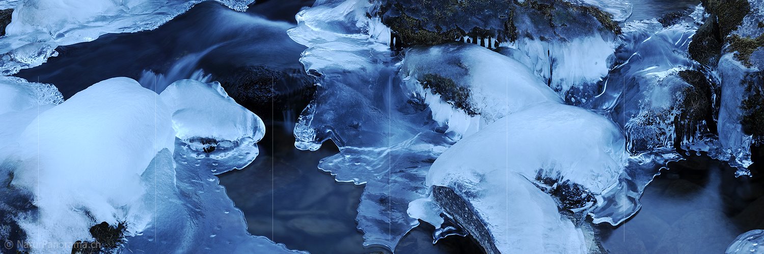 P008920: Panoramabild Natürliche Kunstwerke am Bergbach (Eisgebilde)