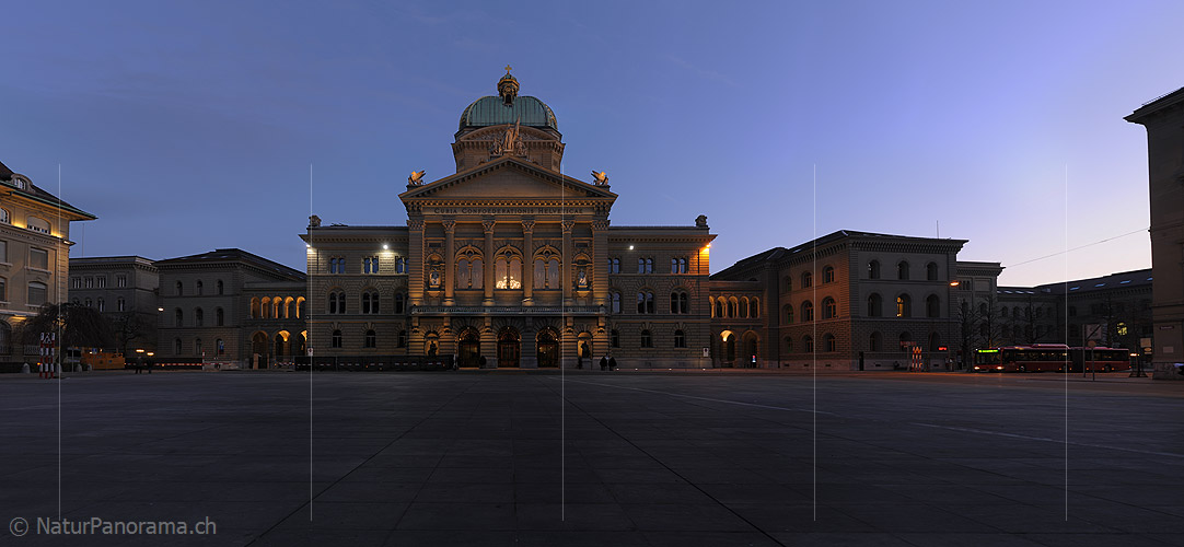 P009112a: Panoramabild Bundesplatz und Bundeshaus im Abendlicht