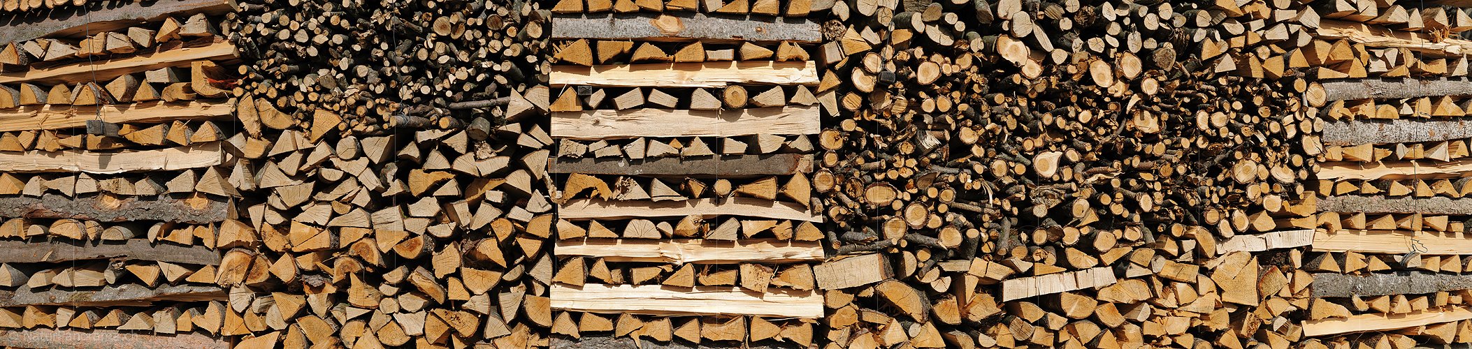 P009121: Grosspanoramabild Holzstapel (Erneuerbare Energie)