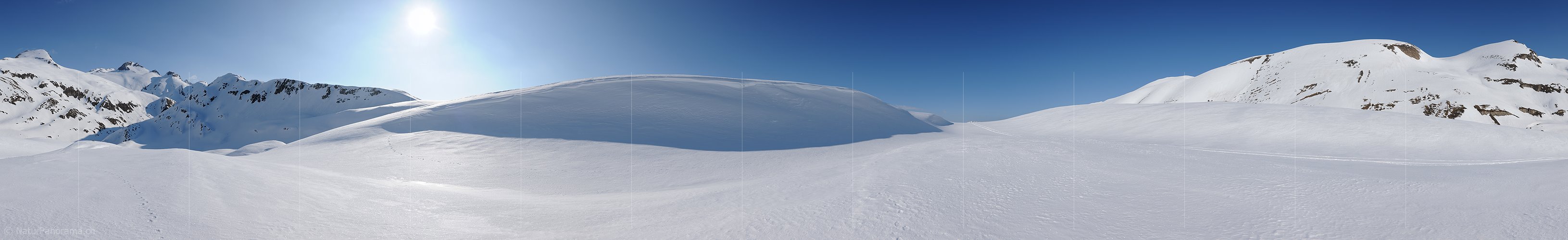 P009223: Panoramabild Langgezogene Wächte in Berglandschaft