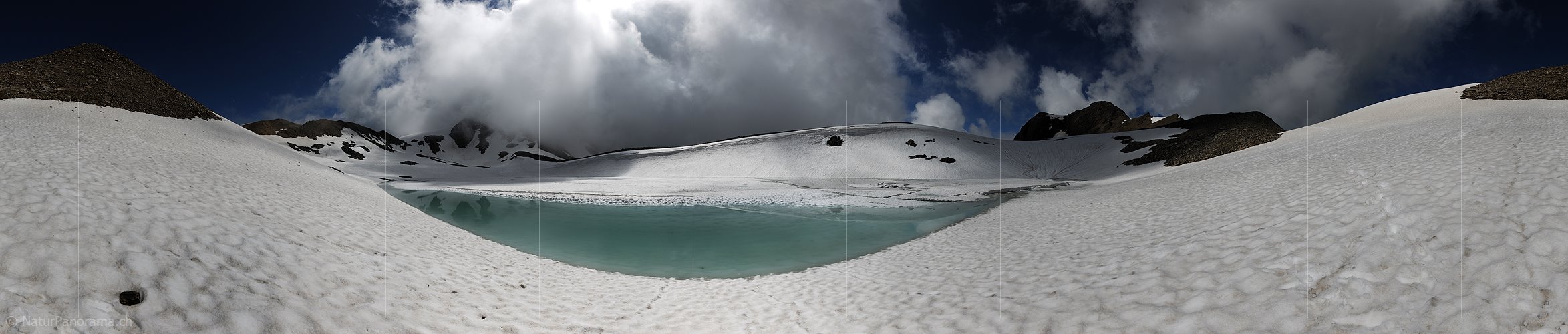 P010052: Panorama Türkisfarbenes Wasser in teilweise aufgefrorenem Bergsee