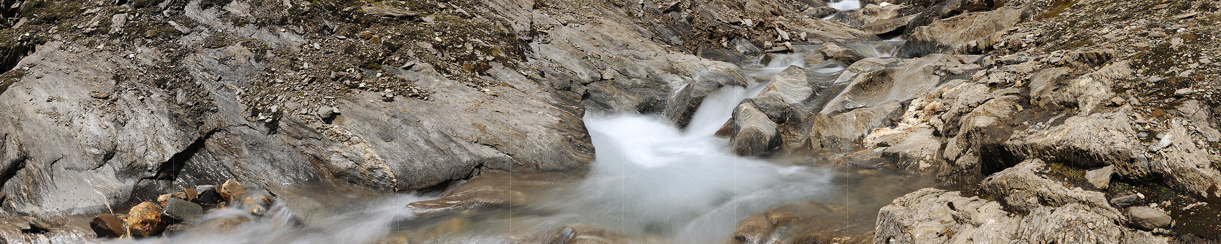 P010068: Panoramafoto Bergbach und Bündner Schiefer (Langzeitbelichtung)