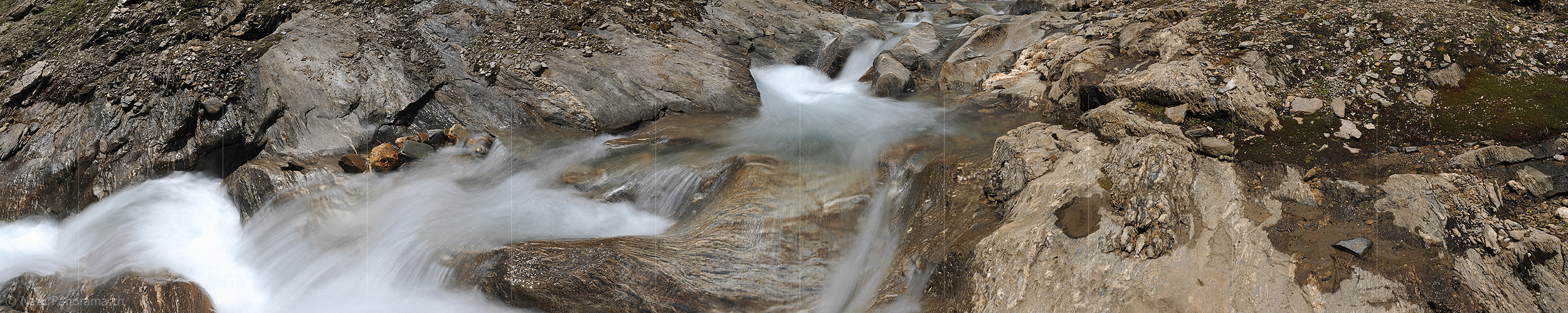 P010069a: Panoramafoto Bergbach und Bündner Schiefer (Langzeitbelichtung)