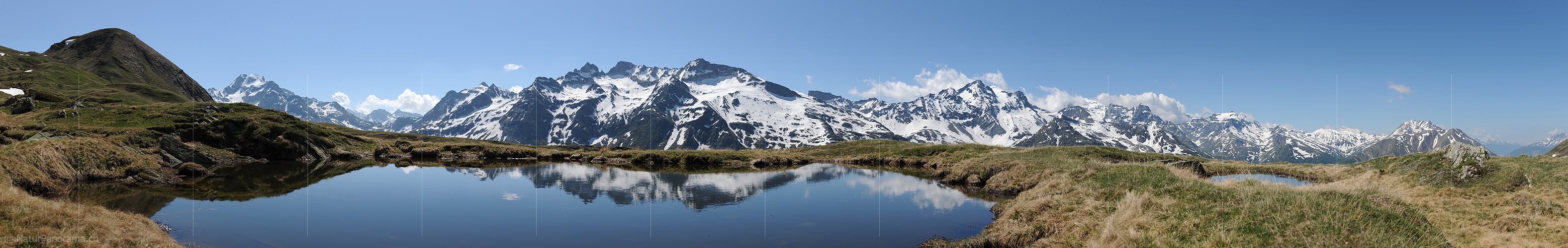 P010099: Panoramabild Spiegelung in kleinem Bergsee