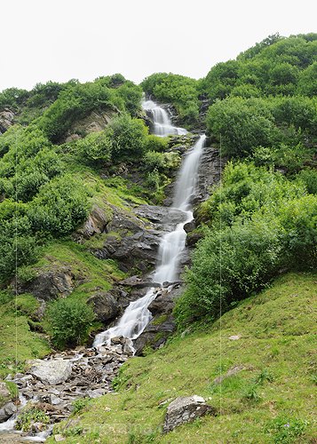 P010111a: Grossbild Wasserfall in mit Büschen durchsetzer Steilstufe