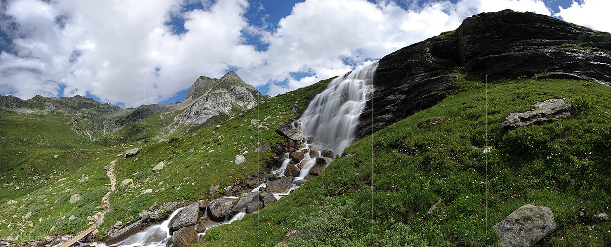 P010131: Panoramafoto Wasserfall in Berglandschaft (Langzeitbelichtung)