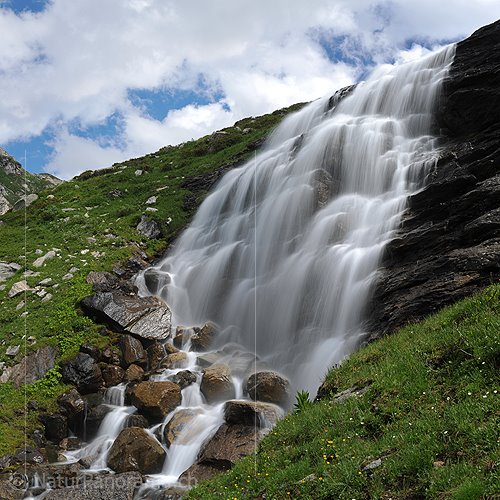 P010131a: Hochauflösendes Foto Wasserfall in Berglandschaft (Langzeitbelichtung)