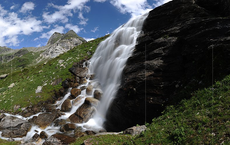 P010135: Grossbild Wasserfall in Berglandschaft (Langzeitbelichtung)