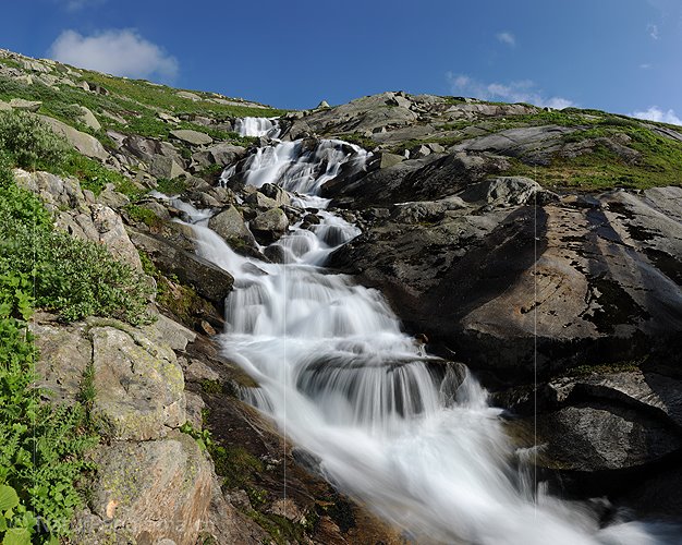 P010174a: Grossbild Erfrischender Wasserfall in Berglandschaft