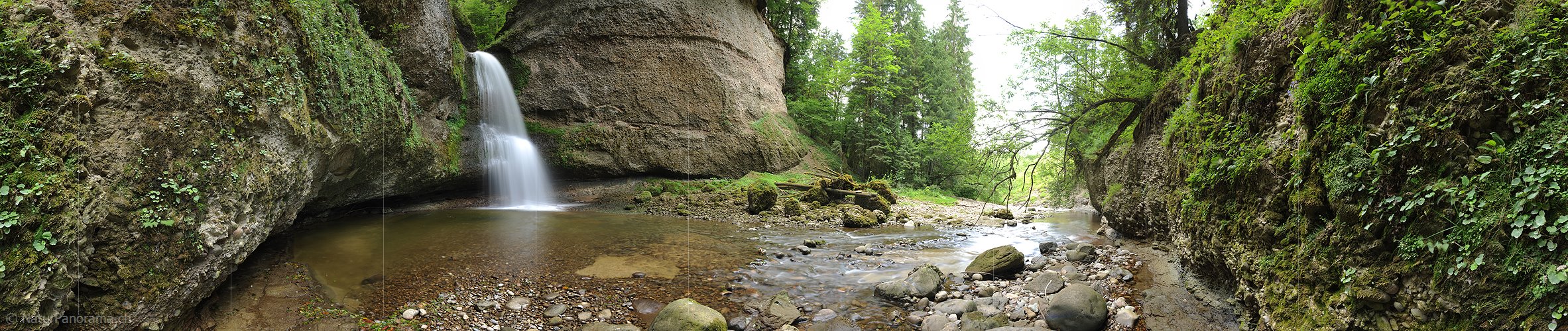 P010217: 360° Panoramabild Wasserfall in Schlucht