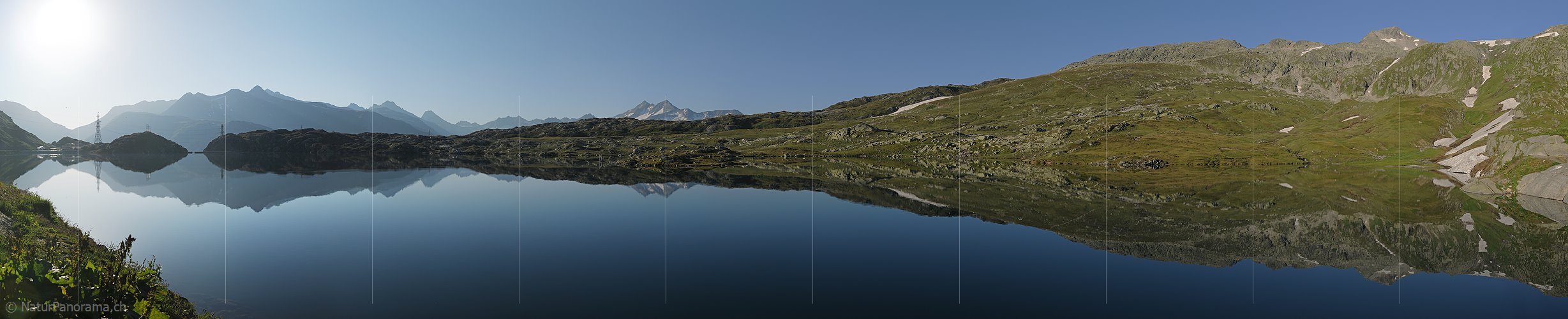 P010251: Panoramabild Morgenstimmung mit Spiegelung im Bergsee