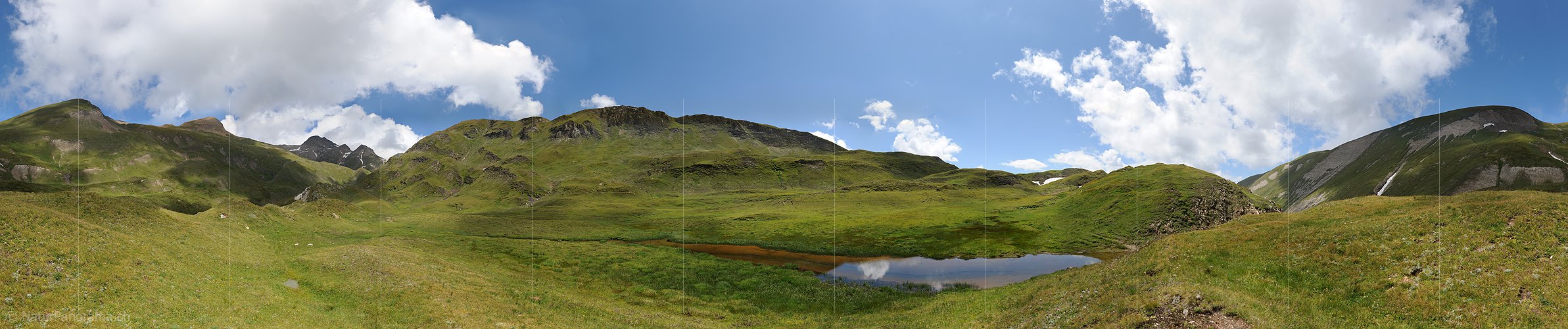 P010292: 360° Gigapixelpanorama Freundlicher Wolkenhimmel über lieblicher Berglandschaft mit kleinem See