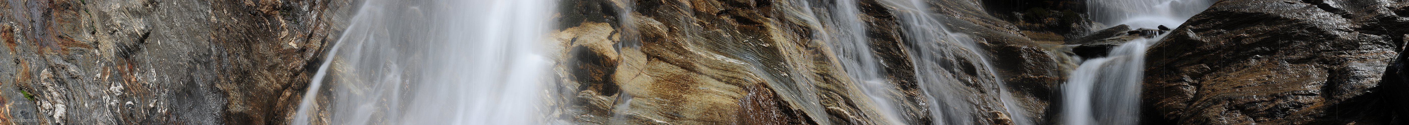 P010313: Panoramabild Geschichtetes Gestein und Wasser (Langzeitbelichtung)