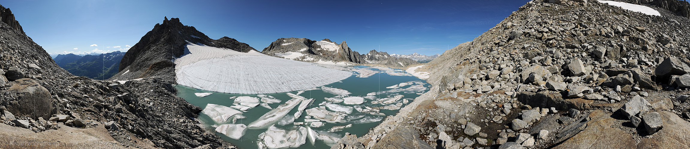 P010326: Panoramafoto Chüebodengletscher mit Gletschersee (Stand 8.2012)