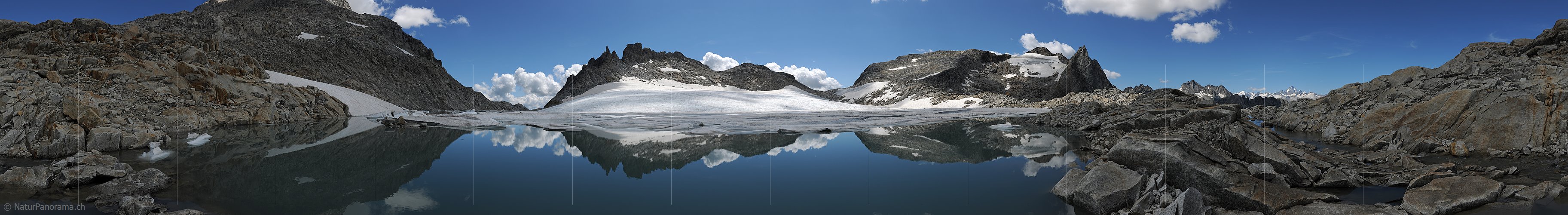 P010338: Panoramabild Spiegelung einer Berglandschaft in Gletschersee
