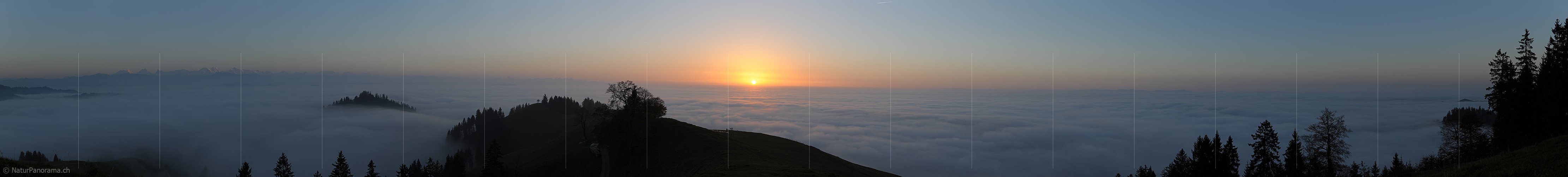 P010825: Panoramabild Sonnenuntergang und Nebelmeer