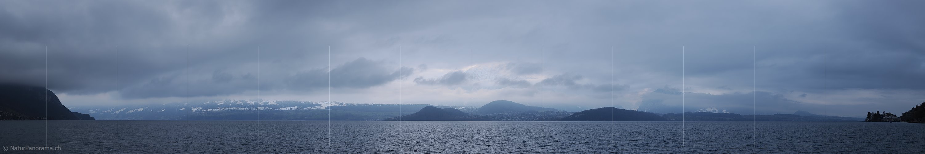 P012021: Panoramabild Mystische Stimmung über dem Thunersee
