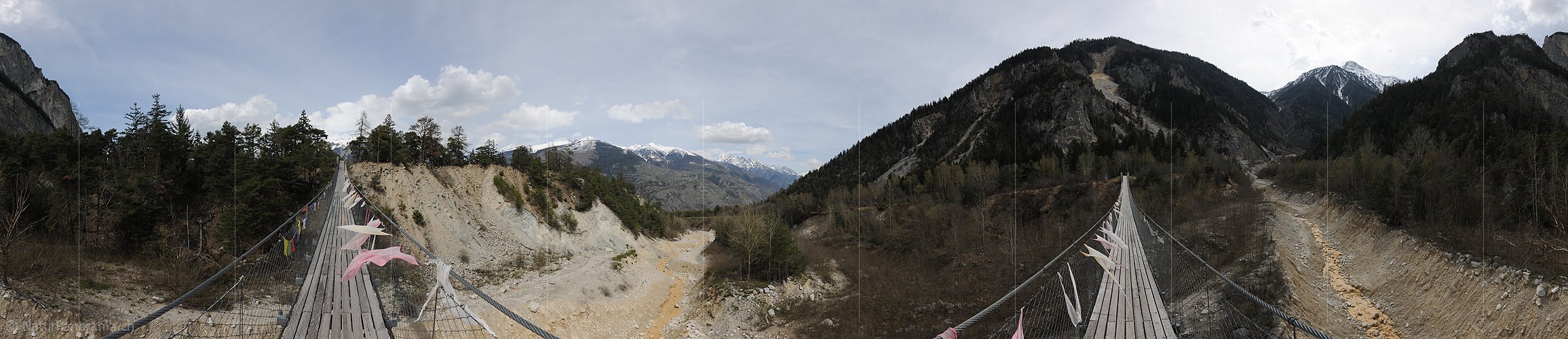P012338: 360° Panoramabild Bhutan-Hängebrücke über den Illgraben