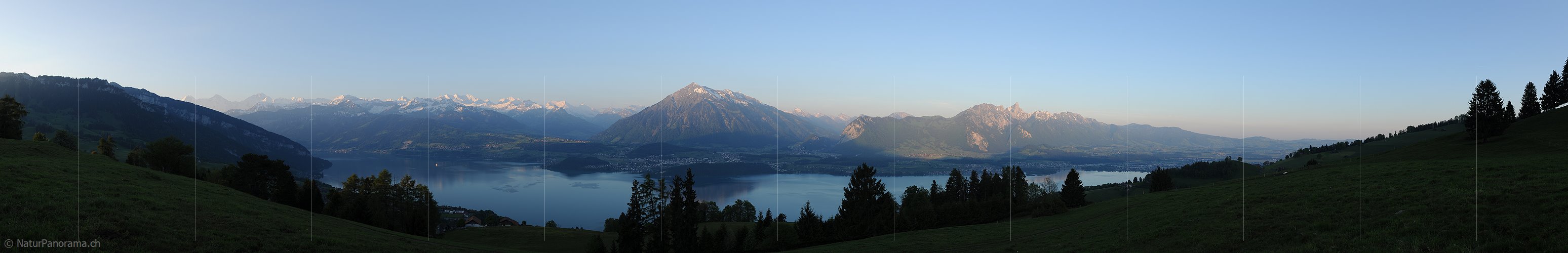 P012761: Panorama Morgenstimmung über der Thunerseeregion
