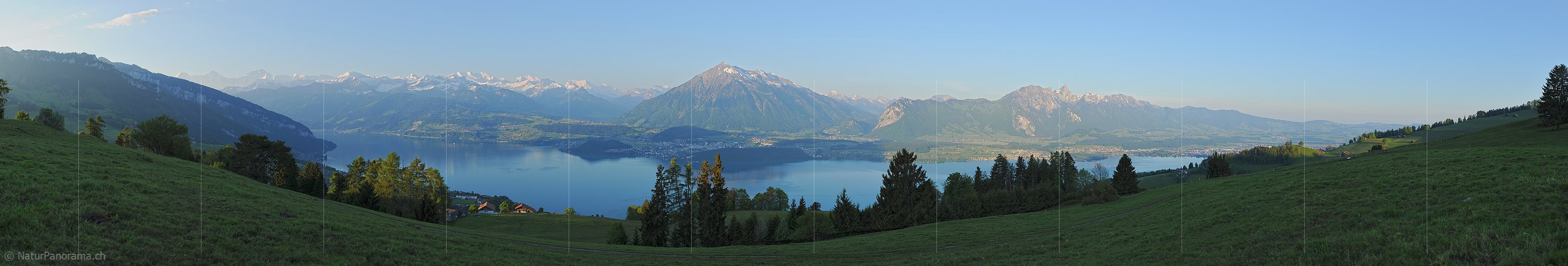 P012764b: Hochauflösendes Panoramafoto Morgenstimmung über der Thunerseeregion