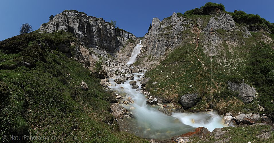 P013055: Panoramafoto Wasserfall und Bergbach (Langzeitbelichtung)