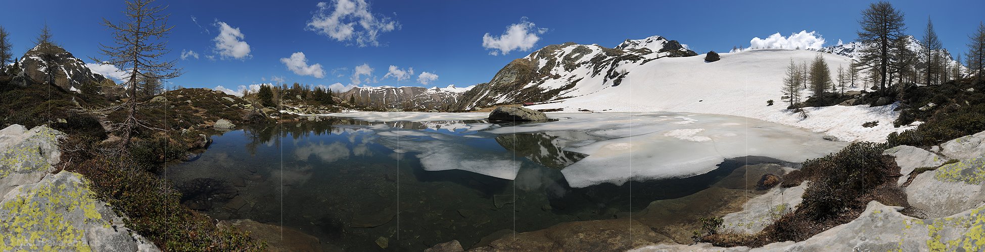 P014634: 360° Gigapixel-Panoramafoto Teilweise mit Eis bedeckter Bergsee