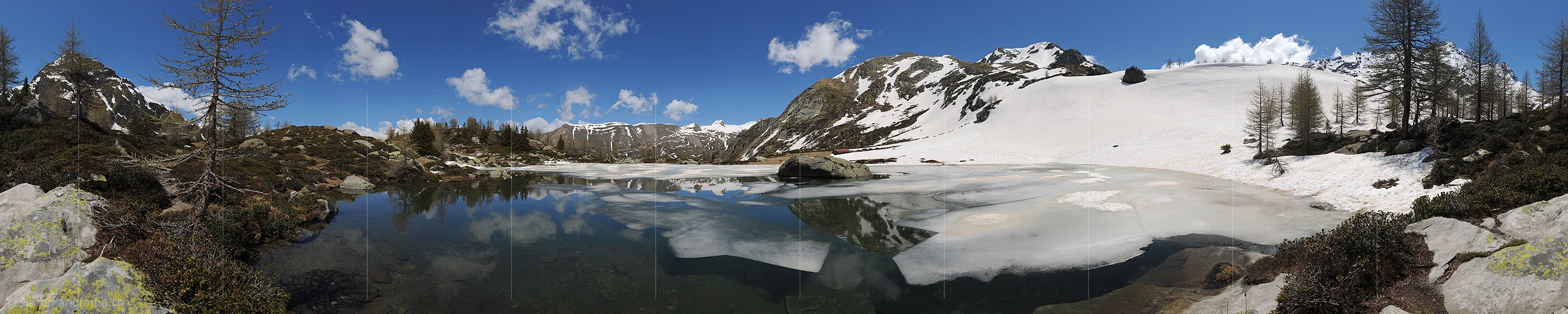 P014634a: 360° Gigapixelfoto Teilweise mit Eis bedeckter Bergsee