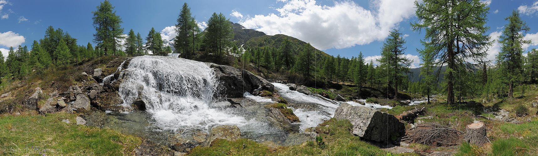 P014694: 360° Panoramabild Wasserfall in Naturlandschaft
