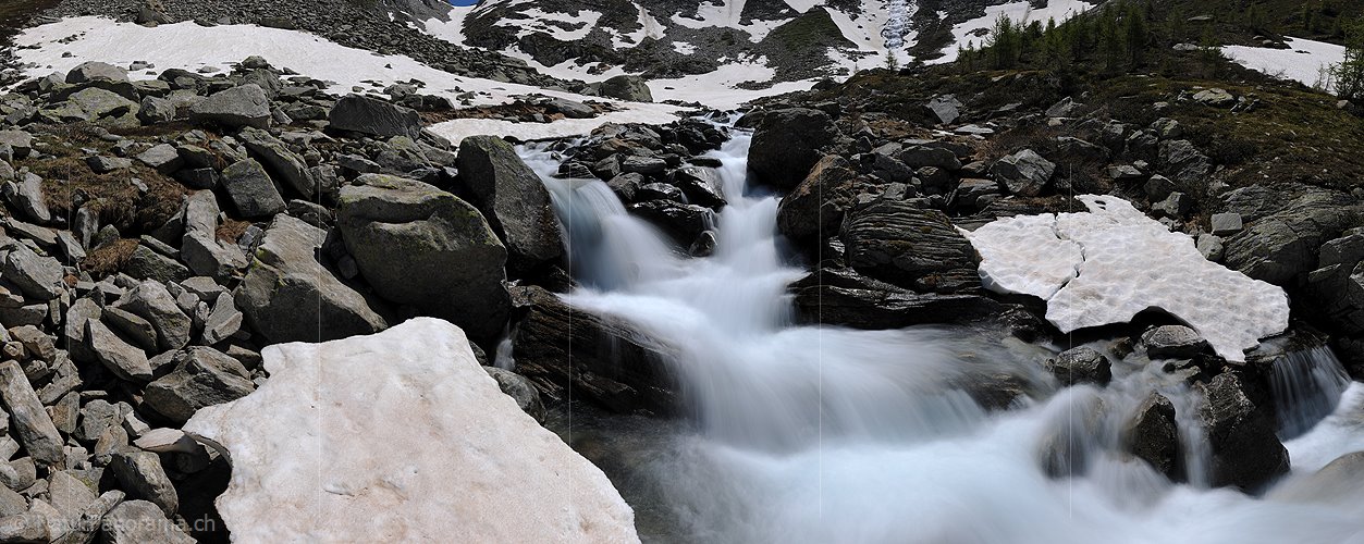 P014713: Panoramafoto Wasserfall/Bergbach in karger Landschaft
