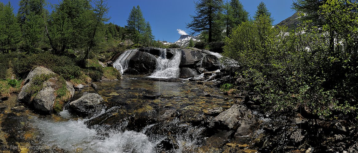 P014717: Panoramafoto Wasserfall in grüner Berglandschaft