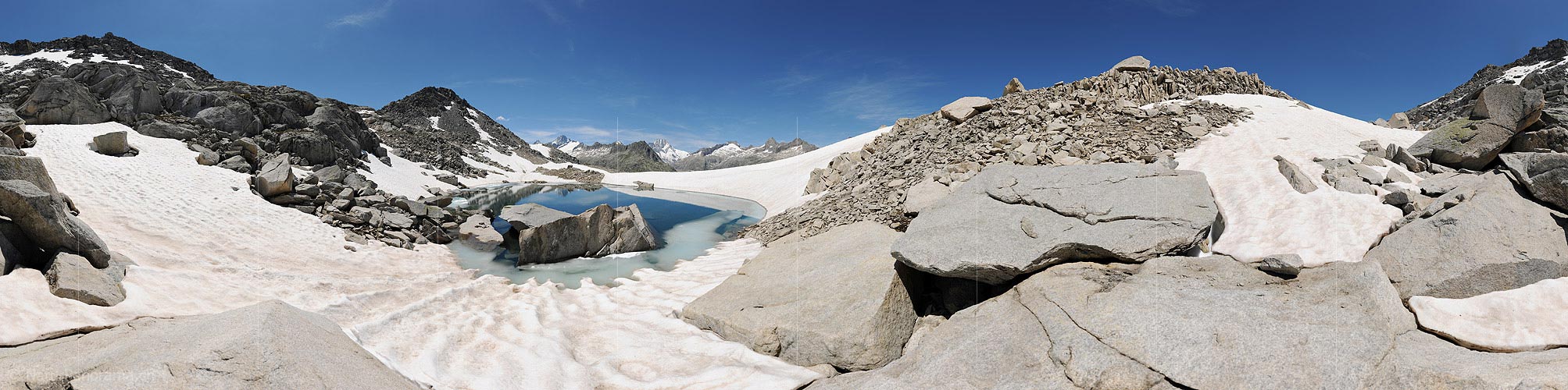 P014831: 360° Gigapixelpanorama Small mountain lake in a barren mountain landscape