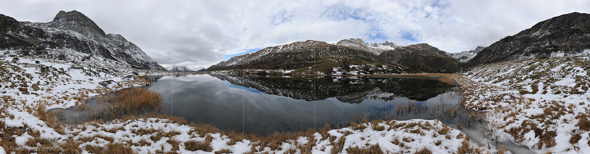 P015254: 360° Gigapixel-Panoramafoto Spiegelung einer leicht verschneiten Berglandschaft in Bergsee